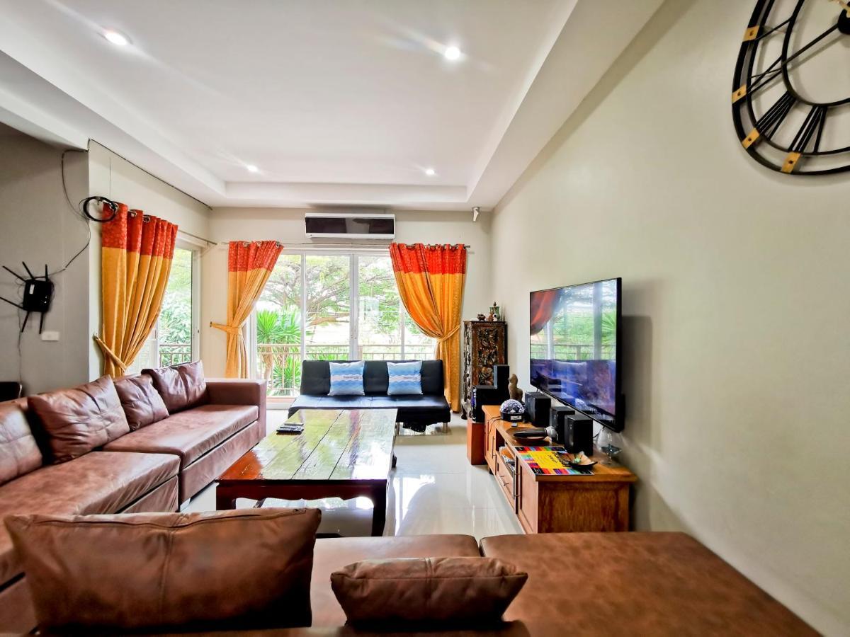 Villa Thepprasit Cosy à Jomtien Beach Extérieur photo